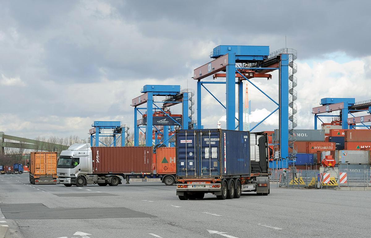 0380_0252 Sattelschlepper mit Containern rangieren auf dem Terminalgelände Altenwerder.  | HHLA Container Terminal Hamburg Altenwerder ( CTA )